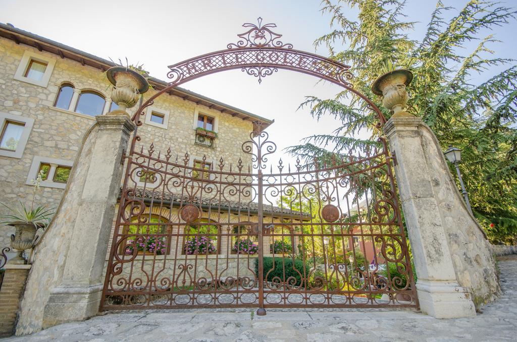 Le Gole Ristorante & Resort Celano Exteriör bild